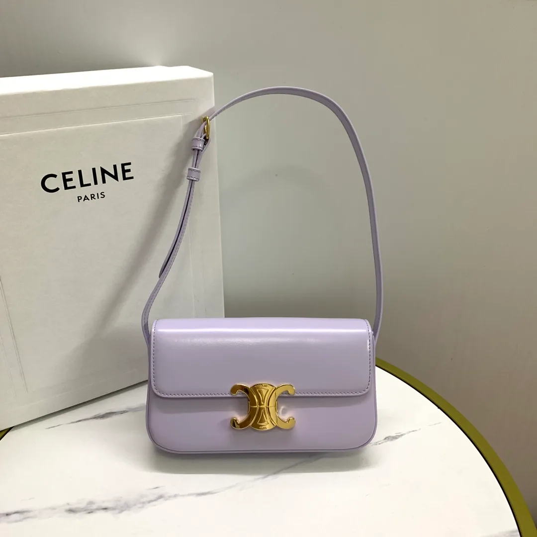 Celine Triomphe: Flap-Bag aus glattem Leder in Flieder mit goldenem Triomphe-Verschluss und Schulterriemen.