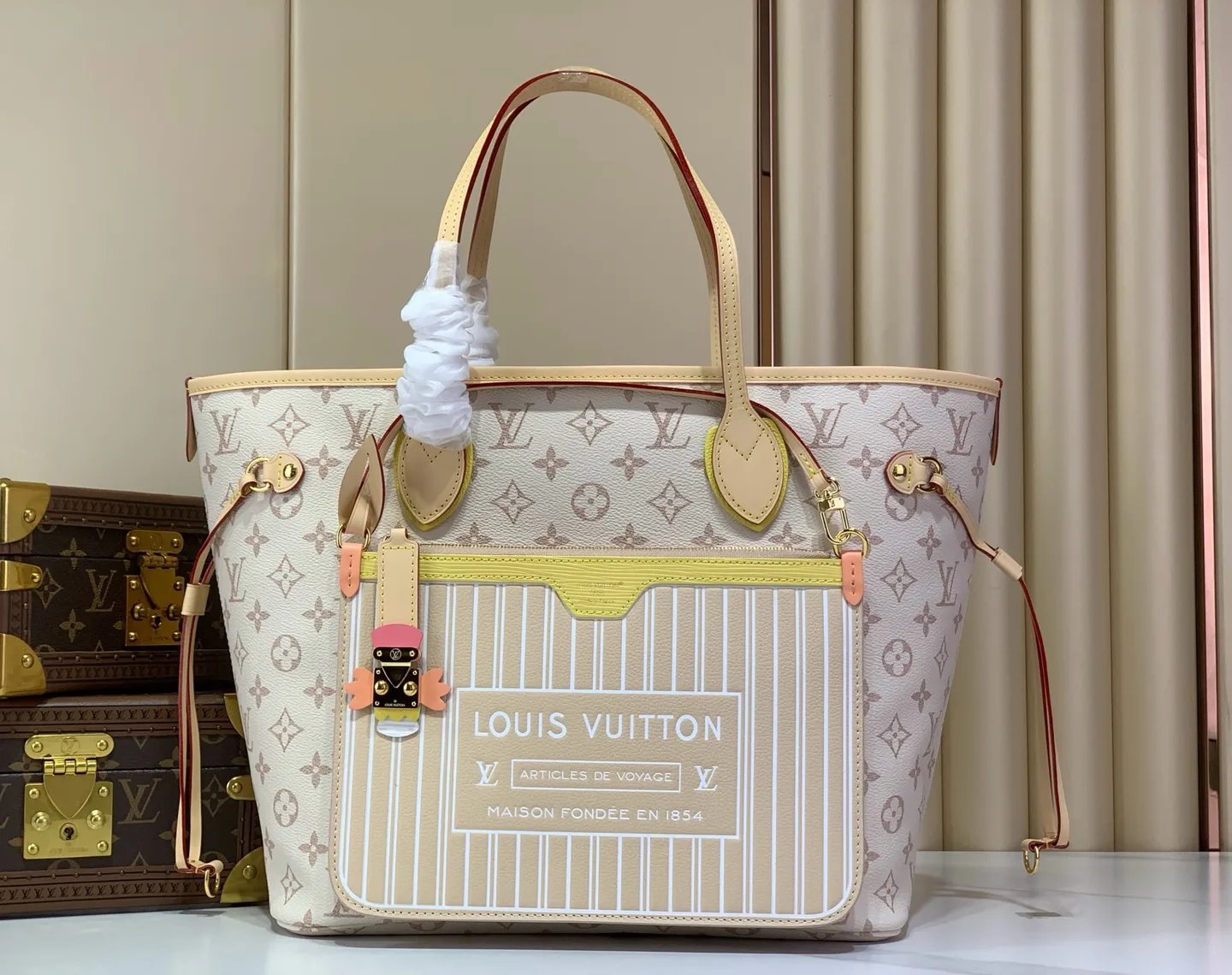 Louis Vuitton Neverfull: Tote-Bag aus Monogram-Leinwand mit Frontstreifen und Lederhenkeln.