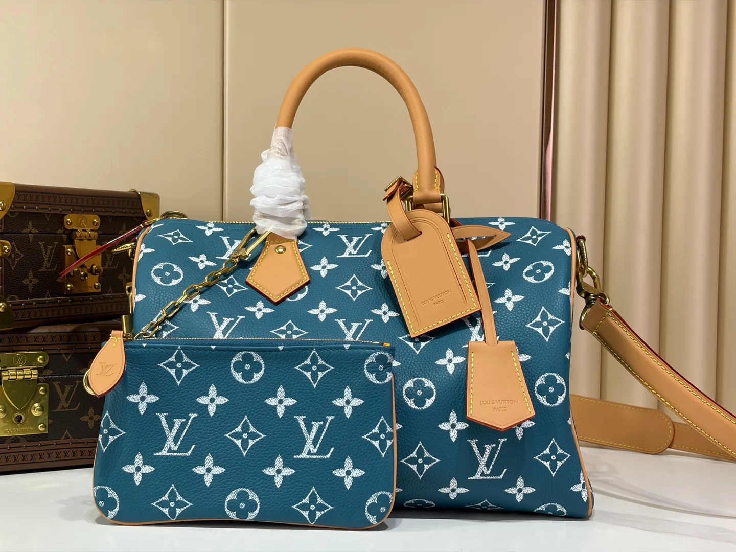 Louis Vuitton Speedy: Speedy aus blauer Monogram-Leinwand mit Lederhenkeln und passender Tasche.
