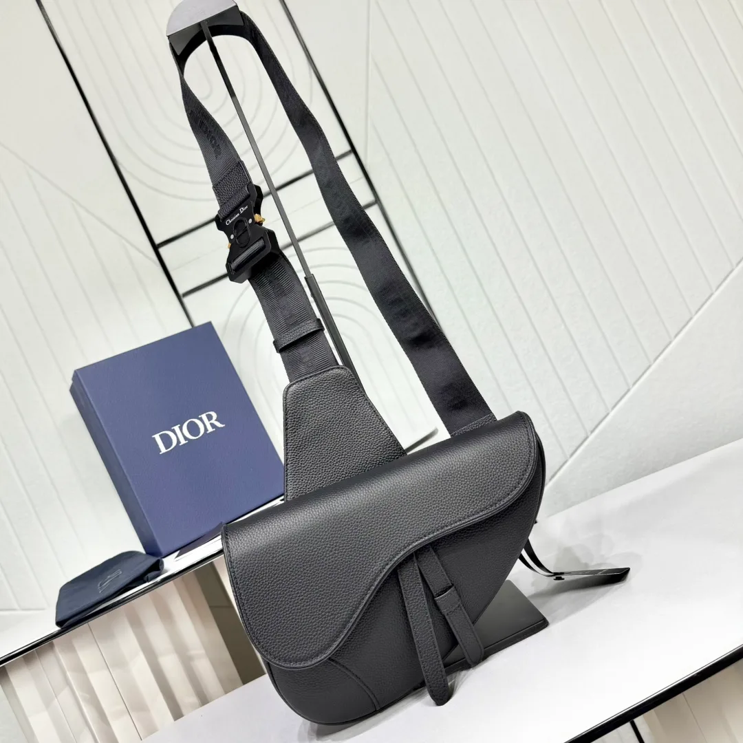 Dior Saddle: bolsa em couro granulado preto em formato de sela, com aba e fivela D.