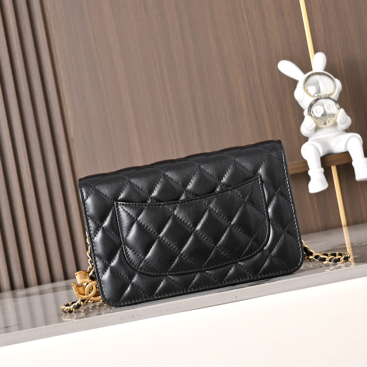 Chanel Wallet on Chain (WOC): portofel cu lanț (wallet on chain) din piele neagră matlasată.